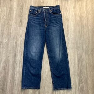 EUC Levi’s Ribcage Darkwash Jeans